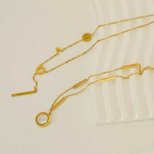 Collier asymétrique chic plaqué or 18k lettre LOVE avec pendentif nacre et chiffres romains