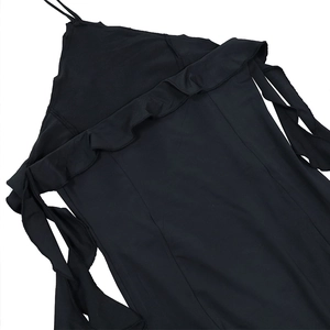 Vue détaillée du volant sur cette robe de soirée noire à décolleté licou chic