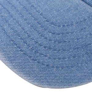 Makrodetail von hellblauem Denim-Stoff mit parallelen Nähten an der Baseballkappen-Krempe