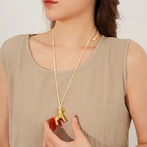 Collier pendentif cheval doré avec queue en perles rouges et cordon ciré pour femme