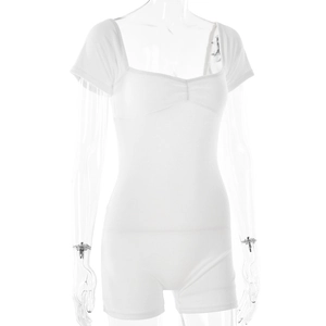 Détail du body blanc à col carré et manches courtes en tissu élastique avec coutures fines