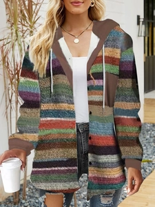 Dettaglio del motivo a righe colorate sul cardigan con cappuccio, bottone e tasca