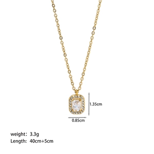 Vue macro montrant dimensions et poids du pendentif zircon sur collier à chaîne dorée
