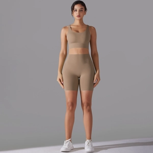 Dettaglio del set yoga senza cuciture color kaki con reggiseno sportivo e pantaloncini a vita alta