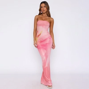 Détail macro du motif floral rose et du tissu moulant sur la robe longue bustier