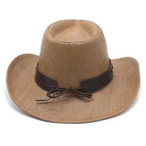 Détail d'un chapeau de paille western avec bande en cuir marron et nœud décoratif