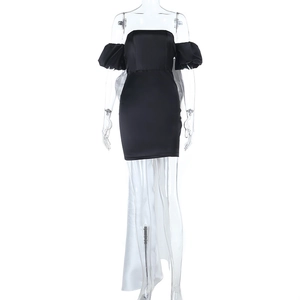 Détail d'une élégante robe en satin noir avec manches bouffantes blanches dénudées