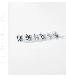 Primo piano di tre paia di orecchini a lobo in argento S925 e moissanite di varie misure