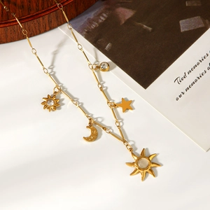 Vue détaillée des pendentifs soleil et lune avec pierre de lune sur chaîne dorée