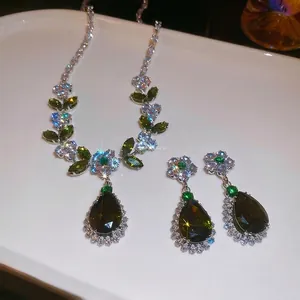 Elegante set di gioielli con fiori e foglie in zircone e pendenti a goccia verdi