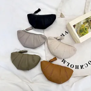 Sacs croissant minimalistes en cinq couleurs avec texture en similicuir surpiqué