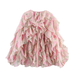 Chemisier fleuri rose en mousseline avec manches à volants et design élégant à manches longues