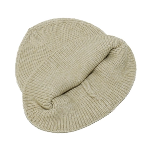 Vue détaillée de la maille épaisse beige et du revers côtelé de ce bonnet d'hiver doux
