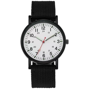 Détail d'une montre à quartz avec bracelet en nylon noir et cadran à double échelle