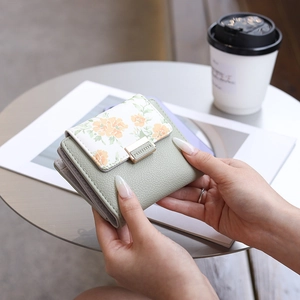 Petit portefeuille en cuir PU à motif floral avec fermoir doré dans un café élégant