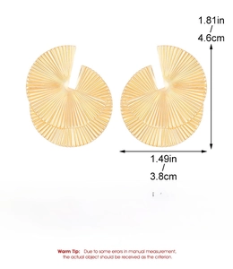 Macro detail of golden fan-shaped alloy earrings with textured shell surface and dimensions