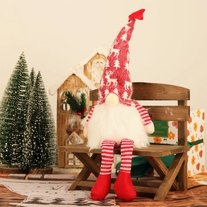 Gnome de Noël lumineux avec bonnet en tricot rouge et longues jambes sur banc