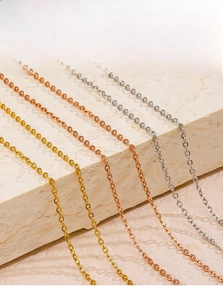 Vue macro de chaînes à maillons en acier inoxydable en finitions or, or rose et argent