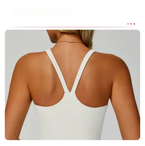 Détail du dos en V et de la texture côtelée sur le gilet de sport de yoga blanc