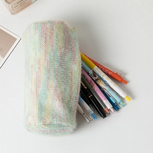 Détail macro d'une trousse en peluche rayée avec fausse fourrure arc-en-ciel et grande capacité