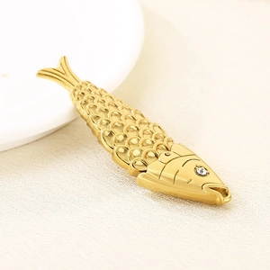 Détail macro du pendentif poisson doré avec écailles ciselées et œil en cristal brillant