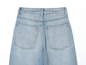 Dettaglio dei jeans a vita alta con tasche posteriori e lavaggio azzurro chiaro