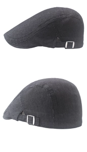 Détail de la boucle métallique ajustable sur une casquette plate en coton gris foncé rayé