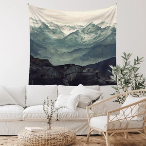 Dettaglio dell'arazzo di montagna bohémien su parete bianca con decorazioni moderne