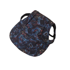 Dettaglio cappello per cani in tela con stampa graffiti e fori per le orecchie
