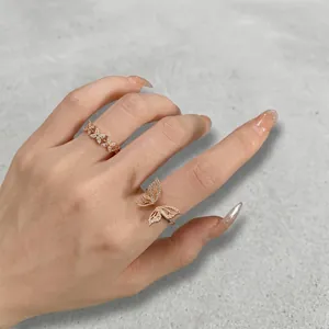 Détail d'une bague papillon ajustable double couche avec oxydes de zirconium micro-pavés