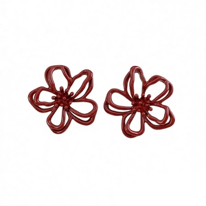 Eleganti orecchini a fiore rosso scuro traforati con design floreale minimalista
