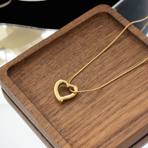 Elegante collana con pendente a cuore cavo placcata oro 18k con sottile catena snake