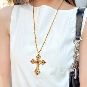 Collier pendentif croix dorée vintage avec pierres rouges et détails en cristaux