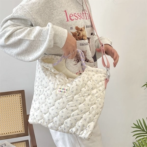Gros plan détaillé d'un sac fourre-tout matelassé à fleurs montrant sa texture en coton