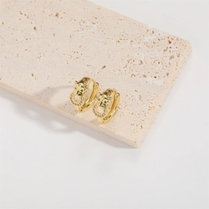 Boucles d'oreilles tête de léopard baroque dorées avec zircons verts et cristaux blancs