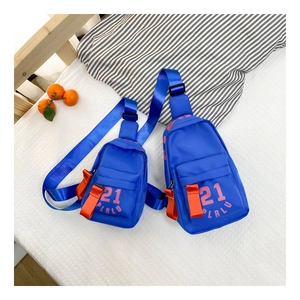 Sac de poitrine pour enfants en nylon bleu avec détail zip orange et sangle réglable