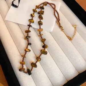 Collier style Maillard avec pierres d'oeil de tigre irrégulières et perles en bronze rétro