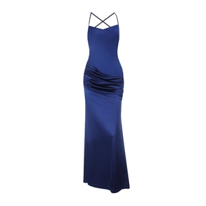 Robe de soirée longue en satin bleu roi avec bretelles croisées et taille froncée