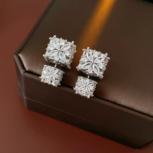 Vue détaillée de boucles d'oreilles carrées en argent avec cristaux en forme de fleur
