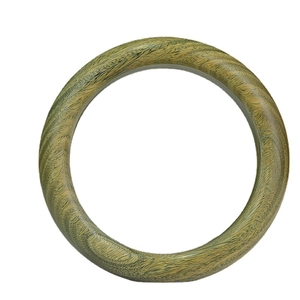 Brazalete minimalista de sándalo con vetas naturales verdes y marrones en fondo blanco