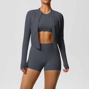 Ensemble de yoga 3 pièces gris foncé avec veste zippée, brassière et short de fitness