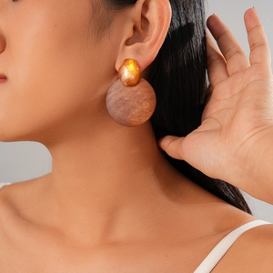 Boucles d'oreilles rondes géométriques en bois et résine ambrée pour un look d'automne