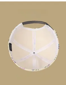 Vue interne d'un bonnet docker 100% coton avec des motifs jaunes et violets