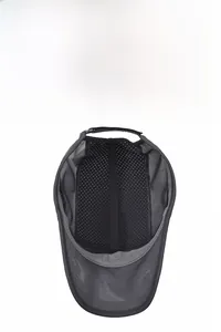 Détail du tissu en maille grise respirante et du bandeau d'une casquette de baseball