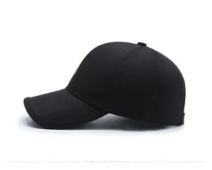 Seitenansicht einer schwarzen Baseballkappe mit feiner Stoffstruktur und gebogener Krempe