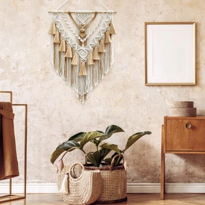 Arazzo boho in macramè fatto a mano con nappe di cotone e asta di legno per decorazioni