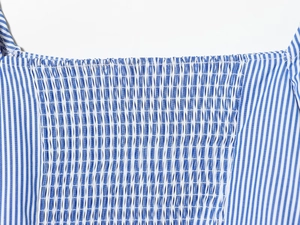 Détail du tissu à rayures bleues et blanches avec texture smockée élastique