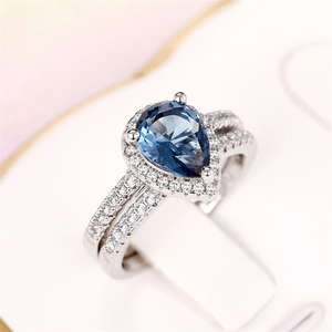 Birnenförmiger blauer Zirkonring mit Halo-Design und doppelreihigem Diamantband für Damen