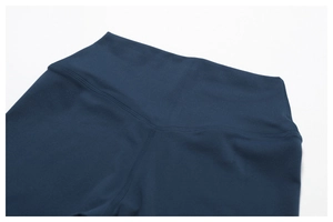 Détail du short de yoga taille haute avec couture en V et finitions robustes à plat