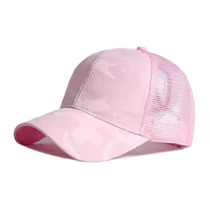 Cappello trucker mimetico rosa con rete traspirante e visiera curva da donna